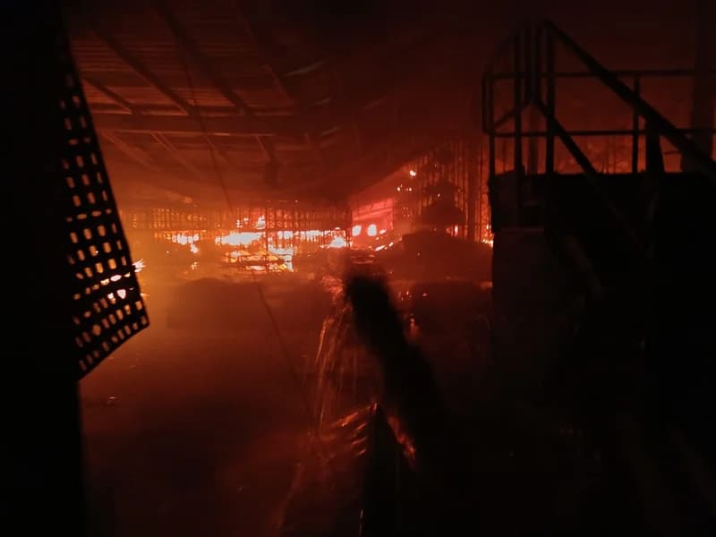 Ghana National Fire Service Battles Massive Blaze at Melcom Warehouse in Tema Free Zones Enclave