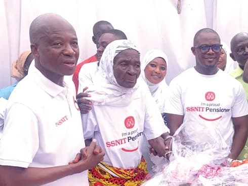 Madam Zenabu Dagomba (2nd from left) with officials of SSNIT at the ceremony
