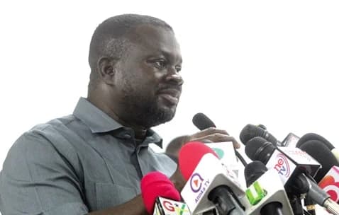 Albert Kwabena Dwumfour, President of the Ghana Journalists Association, speaking to journalists during the meeting. Picture: ESTHER ADJORKOR ADJEI