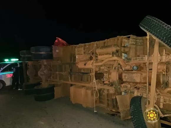 One person dead after truck overturns on Goaso–Kukuom highway