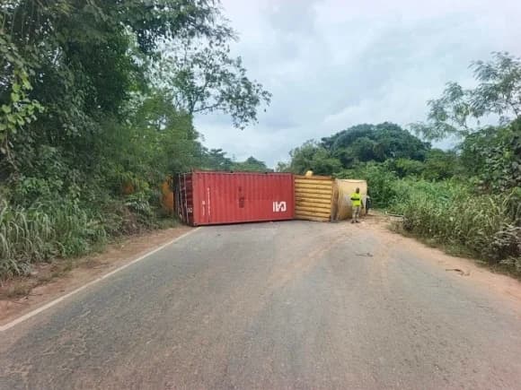 Accident on N6 highway: Police redirect traffic through Kyebi after truck crash blocks Accra-Kumasi highway