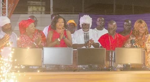 Naa Amorkor Shikafutru I (3rd from left); Nii Amarkai III (2nd from right), the Asere Dzaasetse; Nuumo Akwah Mensah III (3rd from right), the Nae Wulomo of the Ga State, and other guests applauding after the computers had been unveiled