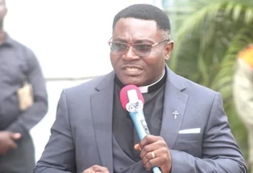 Rev. Felix Hinson (left), the Resident Pastor of the International Gospel Church, Exalted Temple, giving words of exhortation during the ceremony. Picture: ESTHER ADJORKOR ADJEI