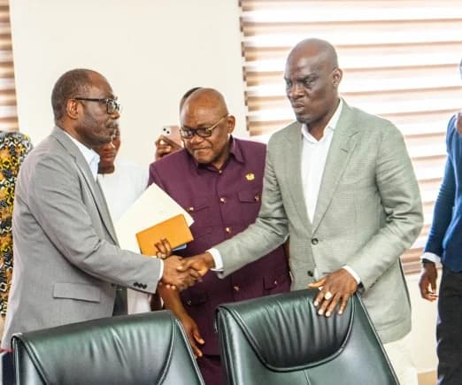 Haruna Iddrisu (right), Minister of Education, in a handshake with Prof. Ernest Kofi Davies (left), Director General, Ghana Education Service, after the meeting with the three-teacher unions. With them is Dr George Smith-Graham (middle), Chief Executive Officer, Fair Wages and Salaries Commission