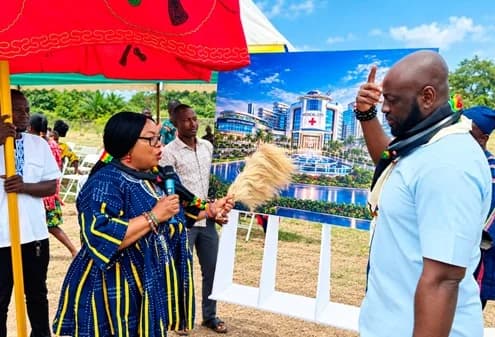 Rev. Dr. Pam Fomunung (in smock), Chief Executive Officer and Group Chair of Africa’s Brain Bank Global, and Dr. Michael Kwame Obeng, a renowned Ghanaian Plastic Surgeon and Board President for the organisation, explaining the concept of the design for the proposed medical city