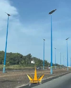 Solar streetlight installation begins on Accra’s La-Teshie road